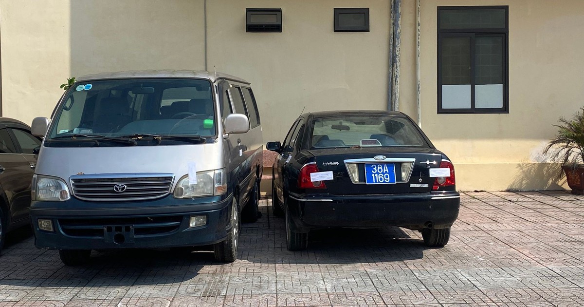 Công an làm việc với chủ 2 xe ô tô trùng biển xanh ở Hà Tĩnh