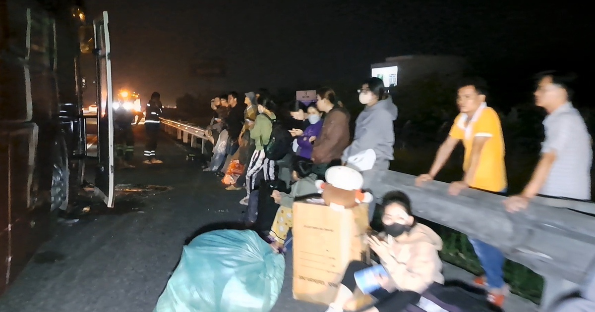 Tai nạn trên cao tốc TP.HCM - Trung Lương, tài xế xe khách kẹt trong cabin