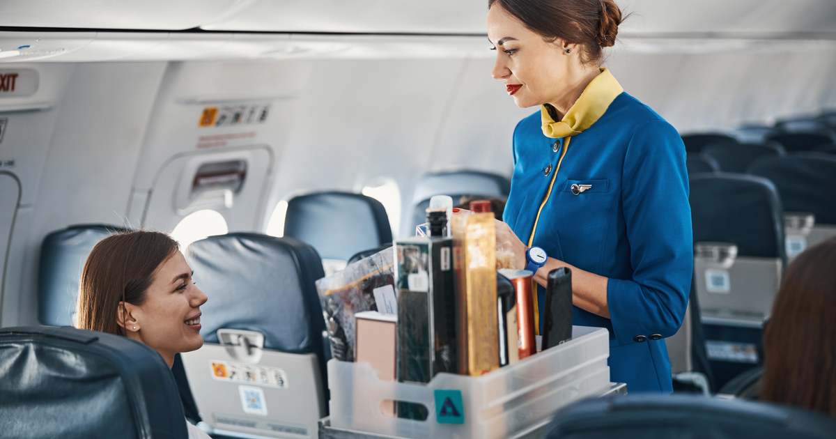 Vì sao tiếp viên khuyên hành khách hạn chế ăn uống trên máy bay?