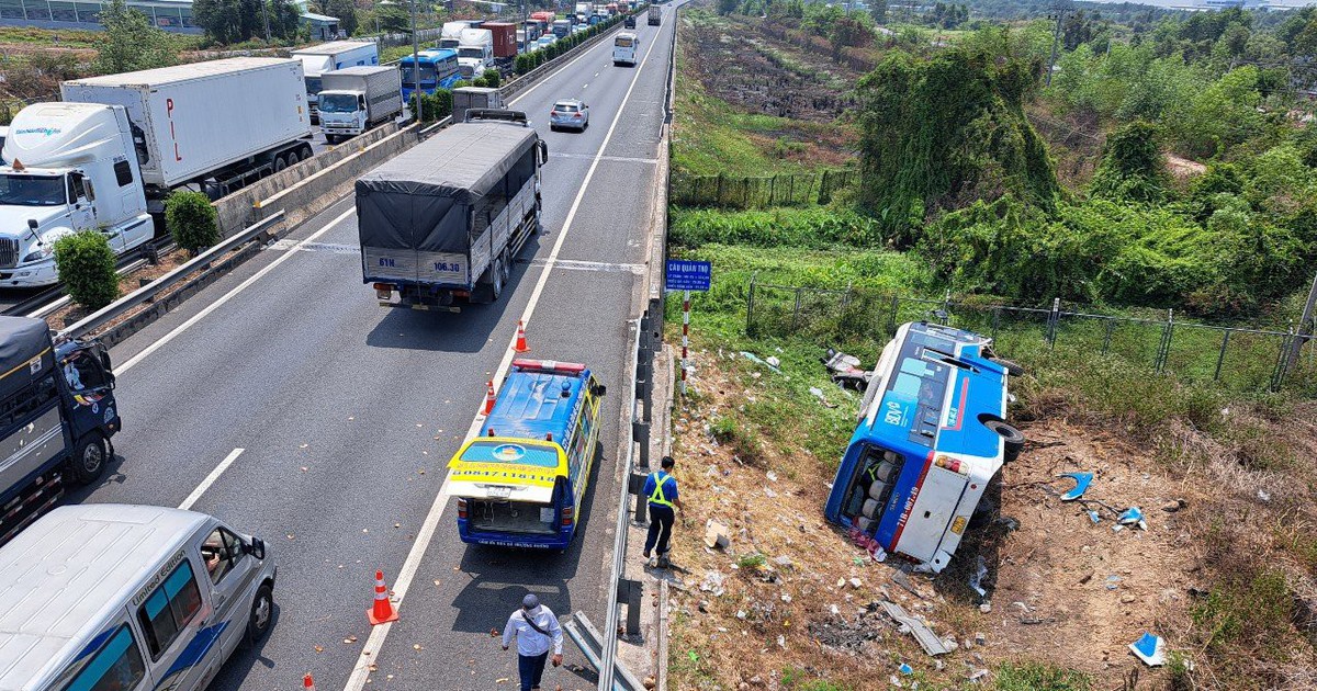 Xe khách lao vào hộ lan cao tốc TP.HCM - Trung Lương, 2 người bị thương nặng