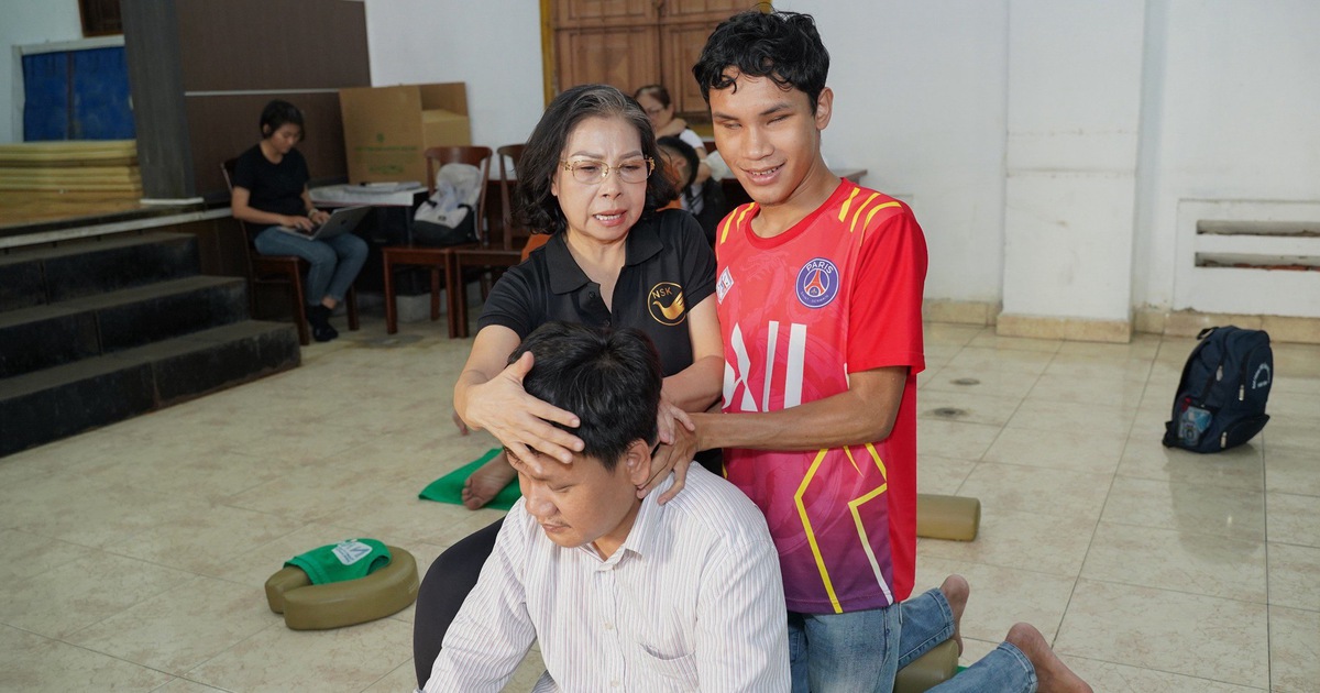 Người mù học massage bài bản: 'Để khách đến vì chất lượng, không phải vì thương hại'