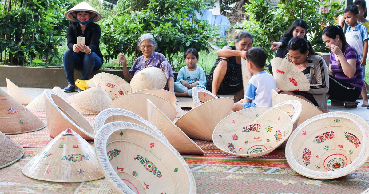 Nghề chằm làng nón ngựa Phú Gia được công nhận di sản văn hóa phi vật thể
