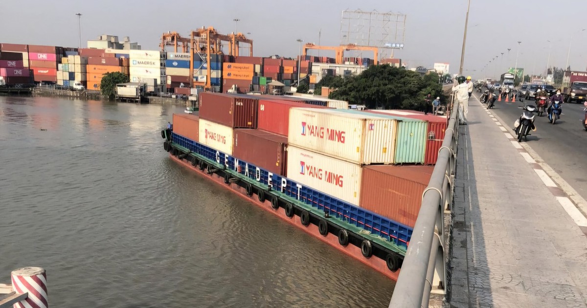 Cứu hộ thành công tàu container mắc kẹt dưới gầm cầu Đồng Nai