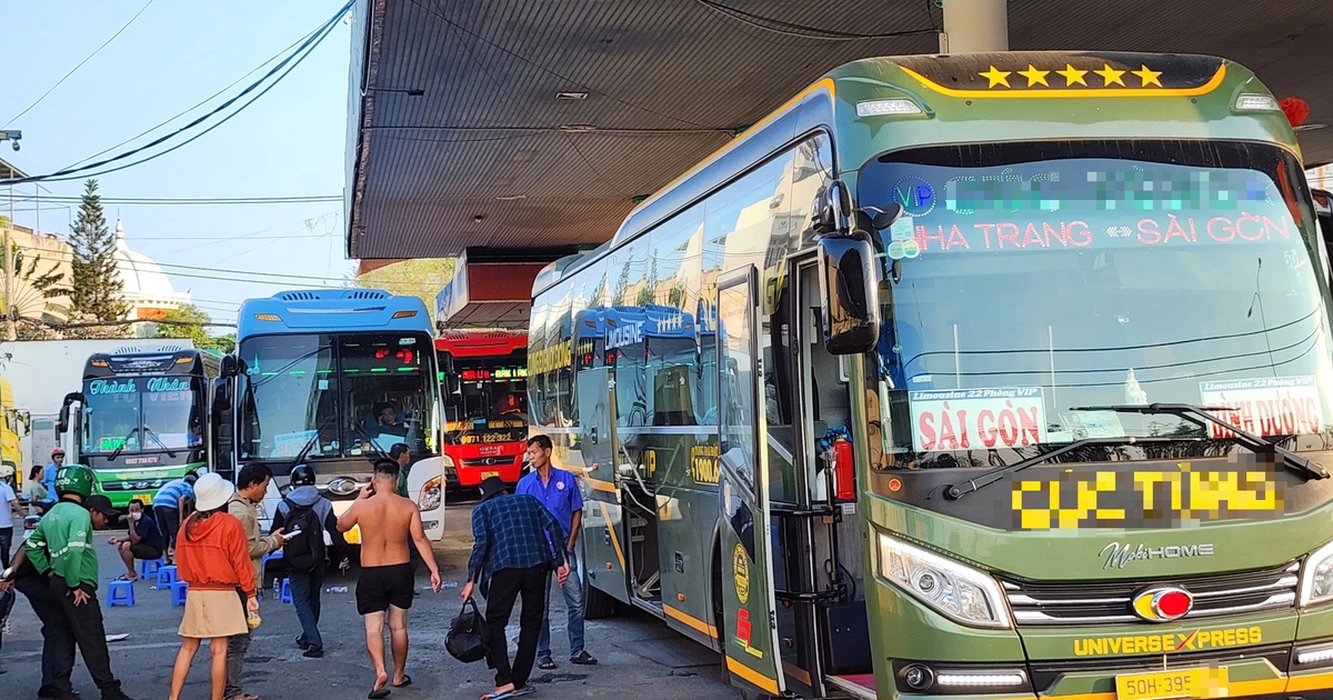 Xe khách ngang nhiên đón trả khách tại cây xăng, gầm cầu ở TP.Thủ Đức