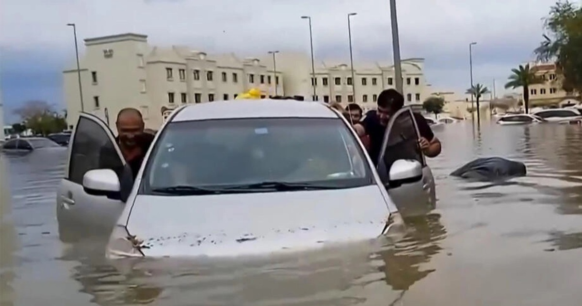 Cận cảnh Dubai hứng mưa lớn lịch sử, chỉ một ngày gần bằng hai năm