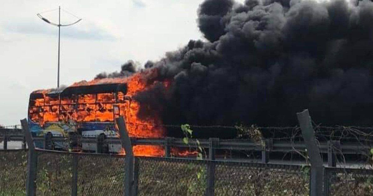 Xe khách cháy dữ dội trên cao tốc TP.HCM - Trung Lương giữa nắng gắt