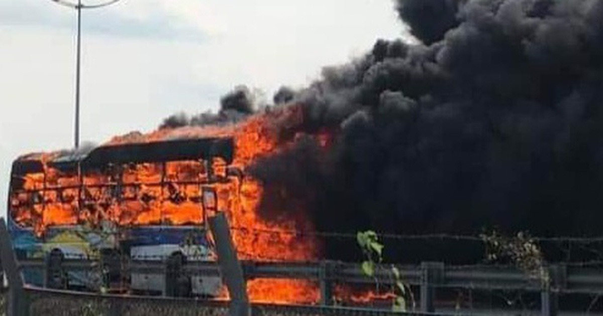 Xe khách giường nằm cháy trơ khung trên cao tốc TP.HCM - Trung Lương