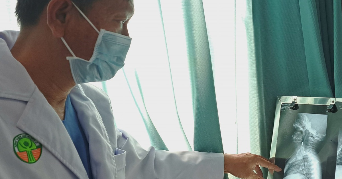 Chiếc kim tây nằm trong thực quản bé trai