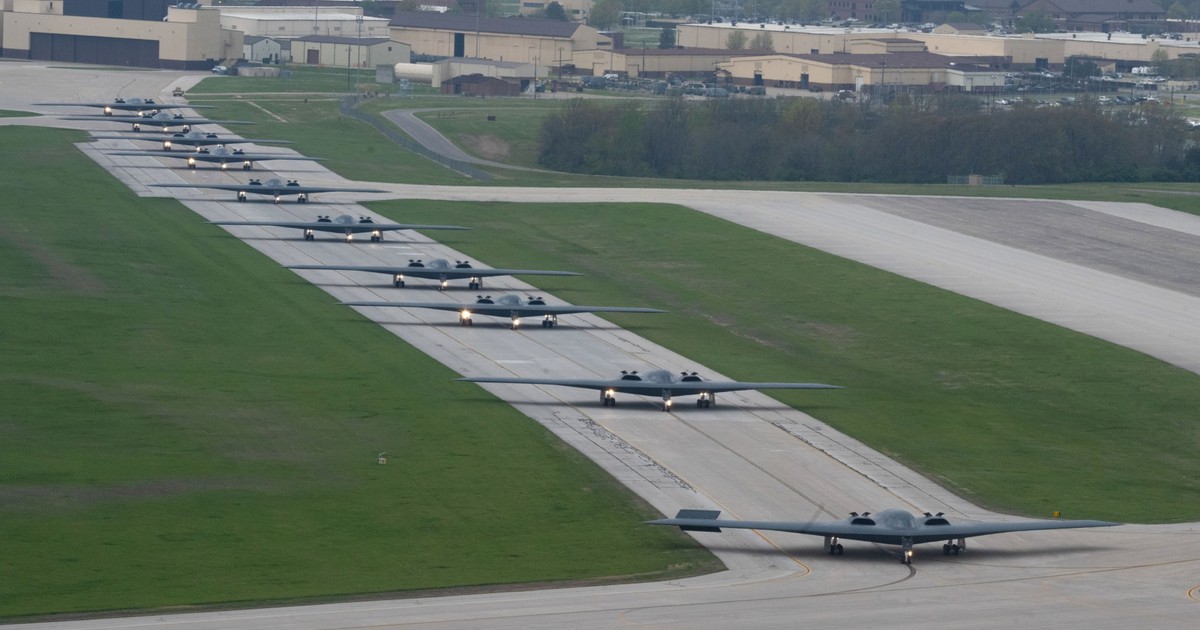 Hơn nửa số máy bay ném bom tàng hình B-2 Spirit của Mỹ cùng tập trận