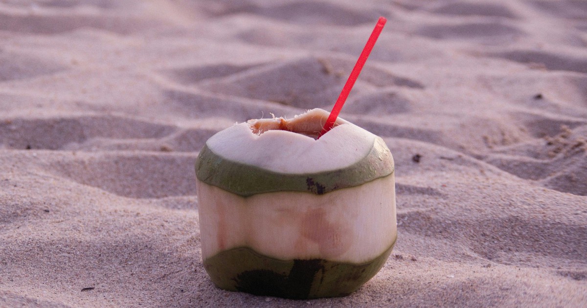 Nắng nóng, có nên uống nước dừa thay nước lọc?