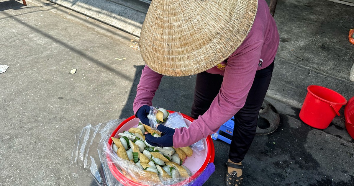 Thời tiết TP.HCM nắng nóng, nhiều người né... hàng rong: 'Bị ngộ độc một lần, sợ luôn'