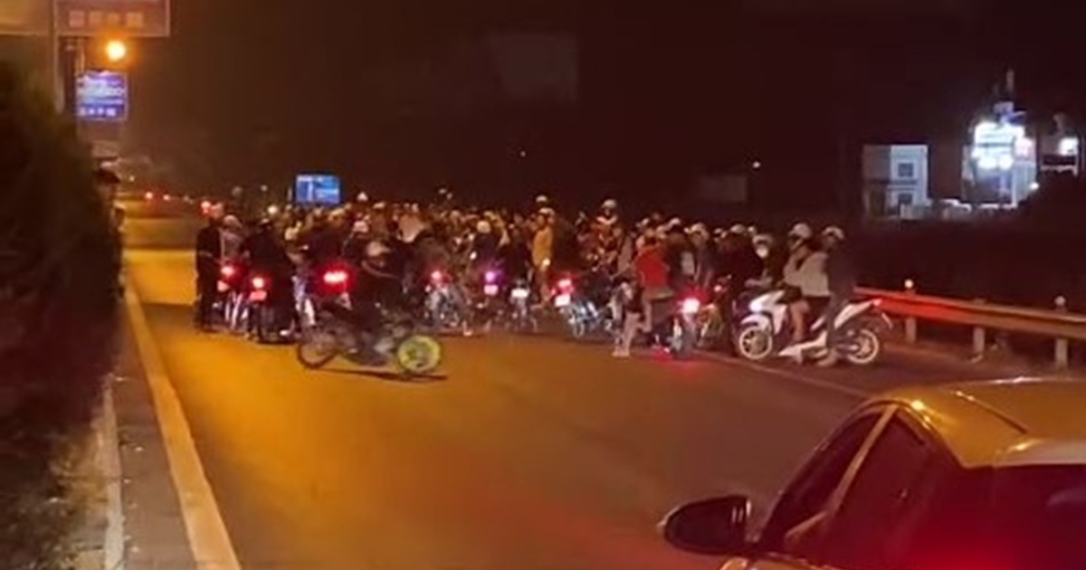 CSGT vào cuộc làm rõ gần trăm người chặn QL1 có dấu hiệu đua xe
