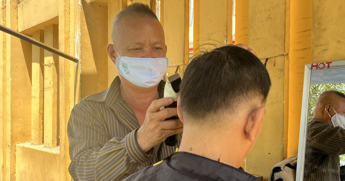 Sống ở TP.HCM: 'Cắt tóc trời' kiêu hãnh tháng năm, yêu nghề đến lạ