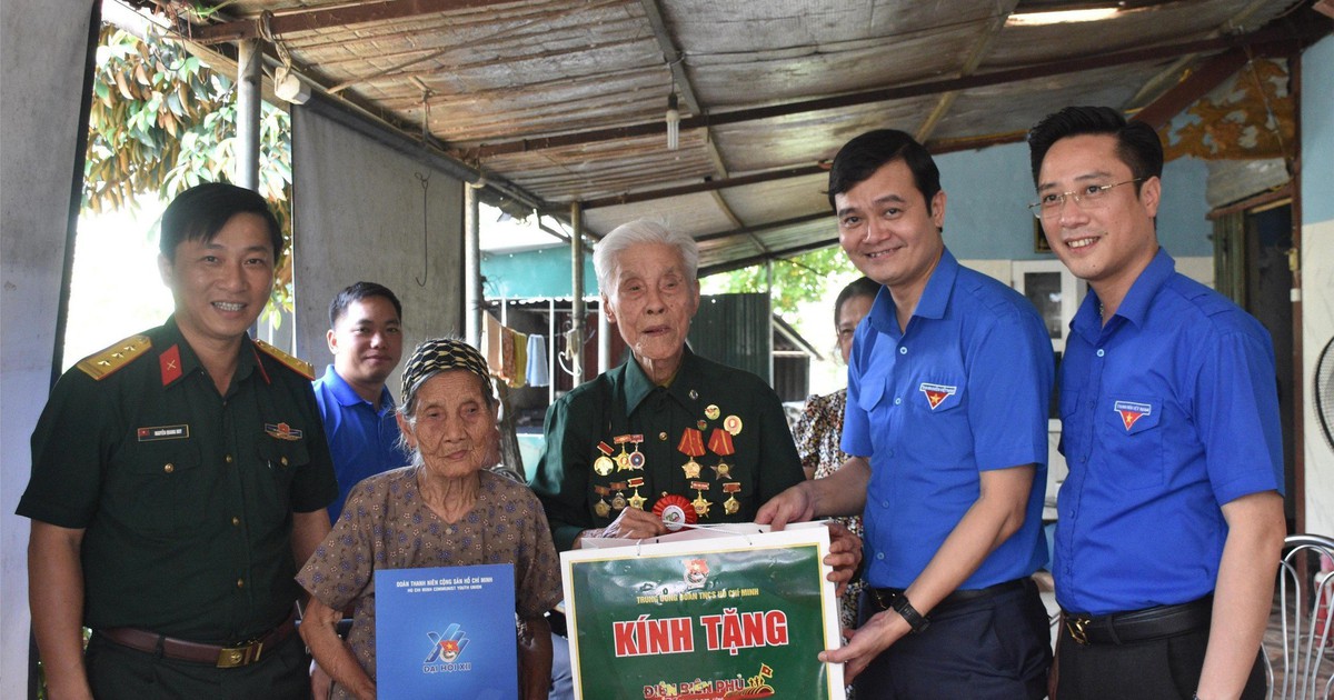 Bí thư thứ nhất T.Ư Đoàn thăm và tặng quà chiến sĩ Điện Biên