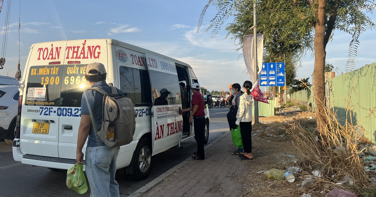 Ùn ứ cửa ngõ TP.HCM, 'xe dù' bất chấp đón khách loạn xạ