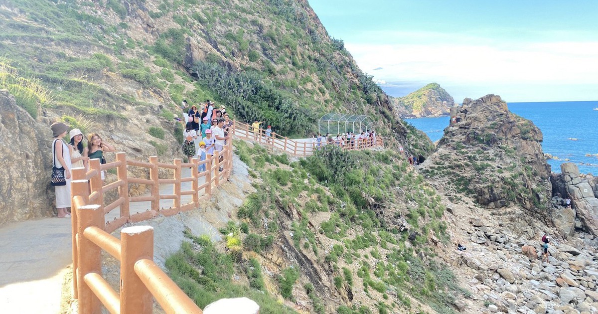 Xây cầu kính trong Khu du lịch sinh thái Eo Gió ở Bình Định