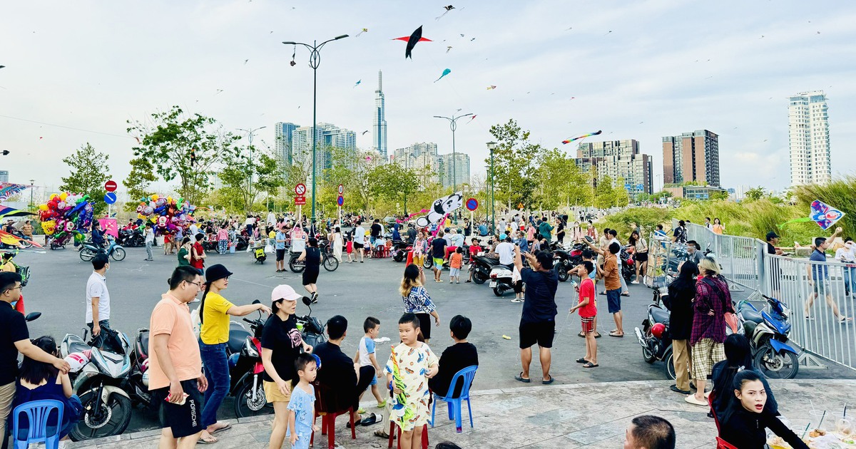 Người dân TP.HCM thả diều, ngắm hoàng hôn tại khu đất 'triệu đô' dịp nghỉ lễ