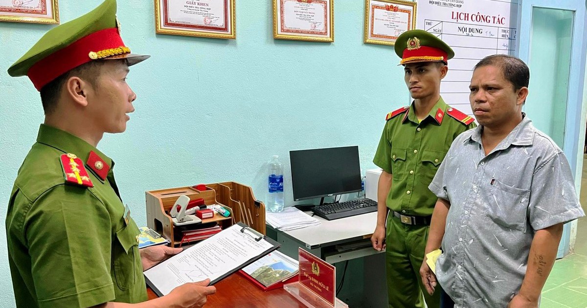 Bị kiểm tra nồng độ cồn, người đàn ông cầm đá ném vào lực lượng công an