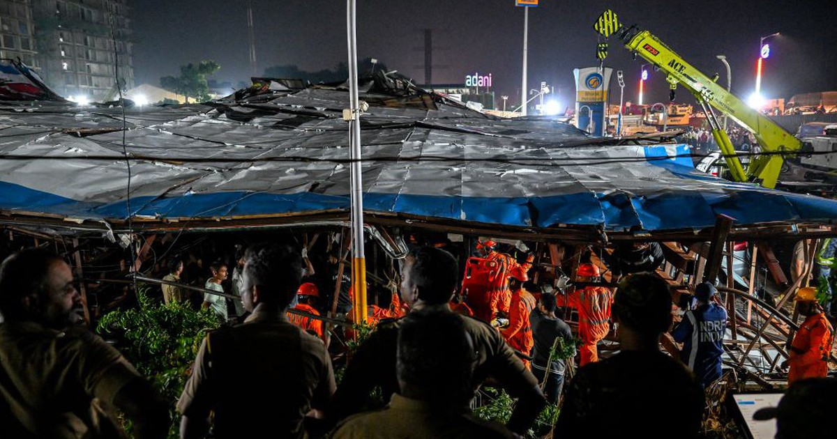 Bảng quảng cáo sập đè trạm xăng, nhiều người thương vong ở Ấn Độ