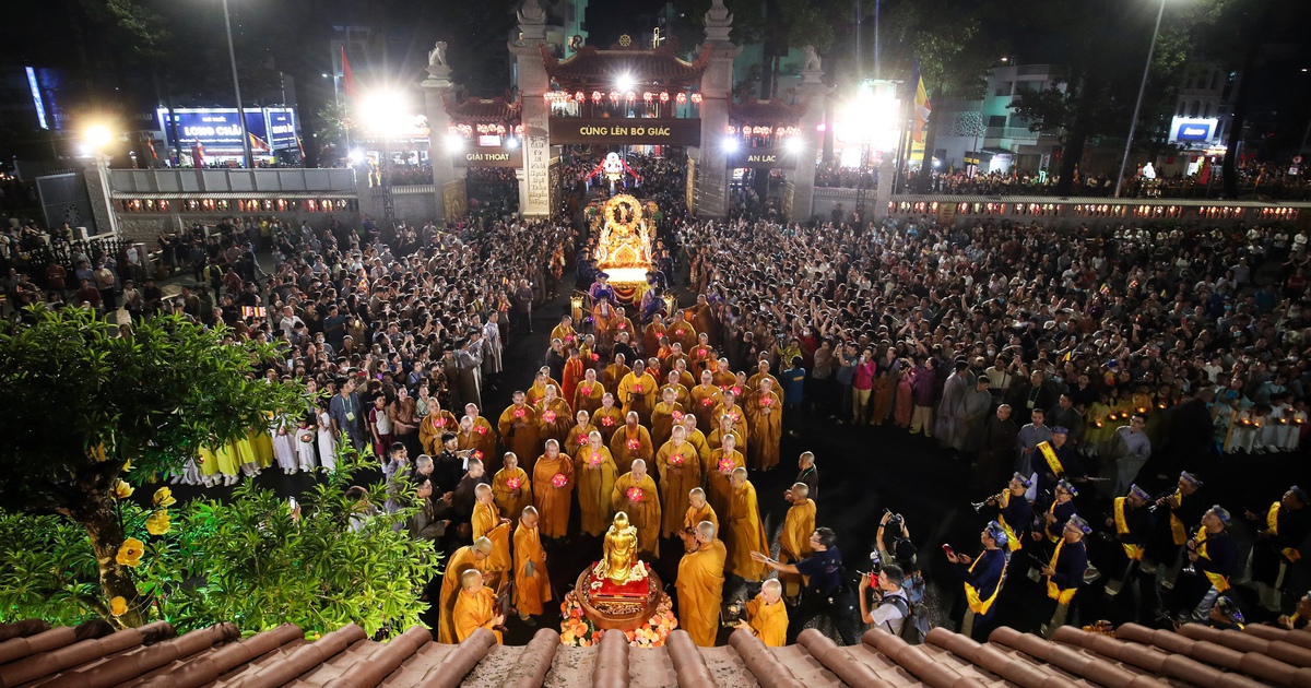 Cả ngàn người rước tượng Phật trên đường phố TP.HCM