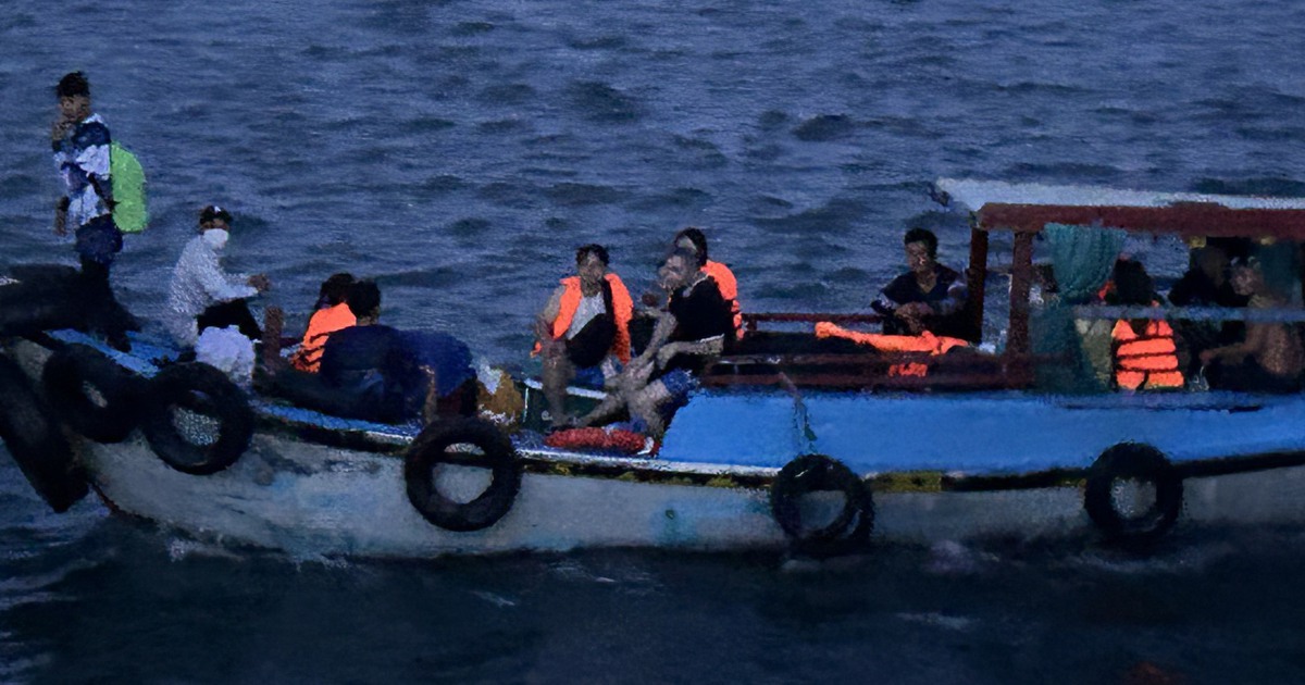 Bình Thuận: Bắt giữ 2 tàu cá đưa khách tham quan đảo Hòn Hải trái phép