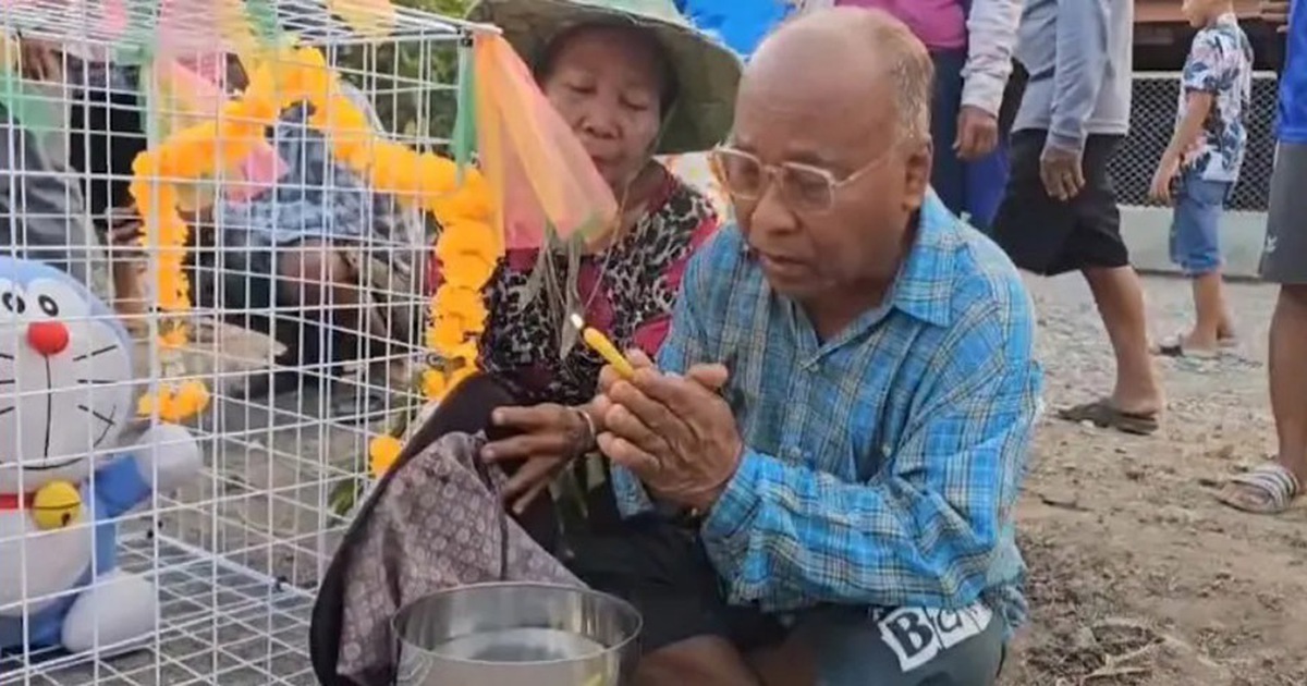 Nắng nóng làm cong đường ray xe lửa, dân rước mèo máy Doraemon đi cầu mưa