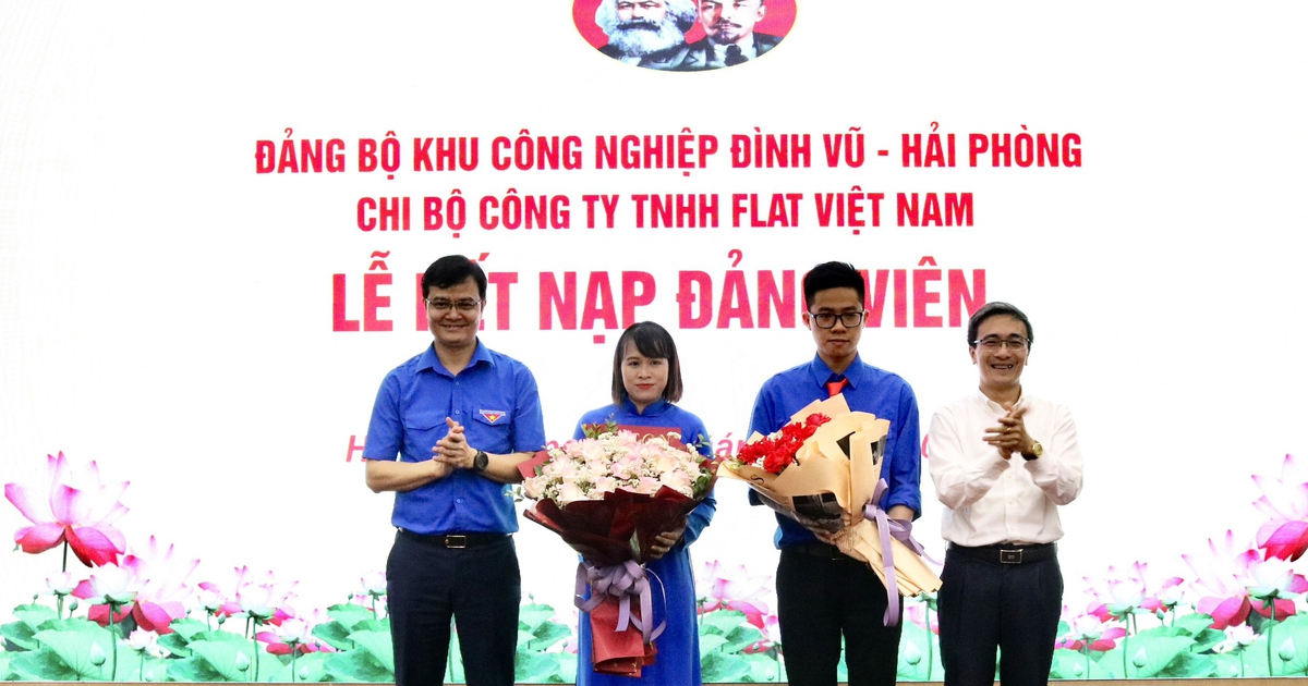 Hai công nhân làm việc cho công ty nước ngoài xúc động khi được kết nạp Đảng