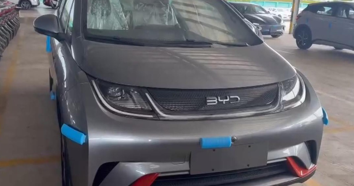 BYD Dolphin xuất hiện tại Việt Nam, có đủ sức cạnh tranh VinFast e34?