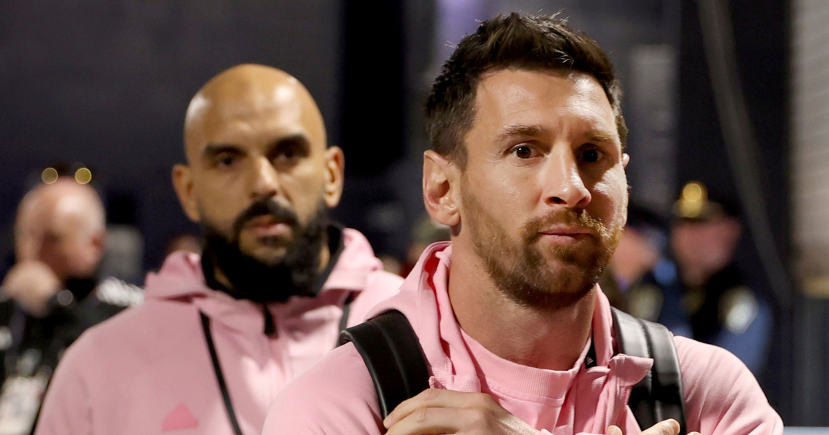 Vệ sĩ riêng làm điều gì, Messi phản ứng ra sao mà lại gây sốt mạng xã hội?