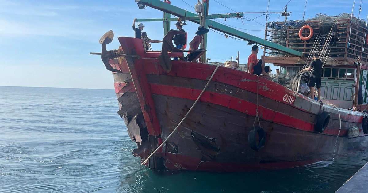 Quảng Bình: Tàu hàng va chạm với tàu cá, 8 ngư dân may mắn thoát chết
