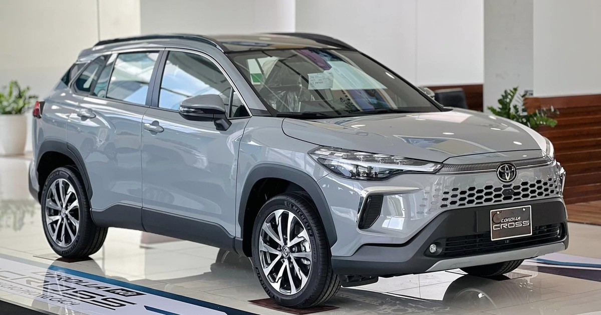 Toyota Corolla Cross 1.8V máy xăng có gì khác bản hybrid?