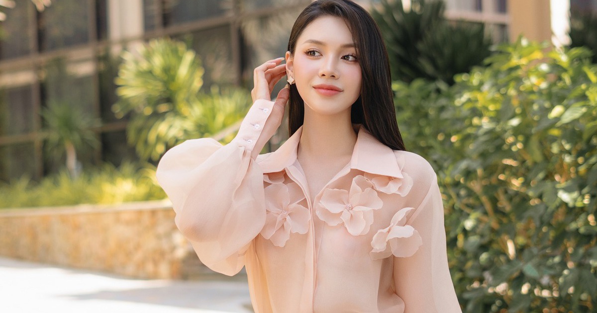 Dù mưa gió hay nắng gắt, áo sơ mi vẫn là 'cạ cứng' của hội quý cô