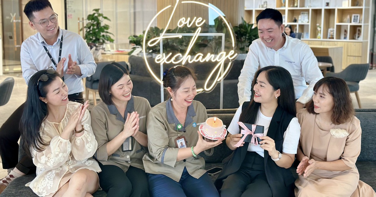 Cô tạp vụ hạnh phúc vì được đồng nghiệp bất ngờ tổ chức sinh nhật