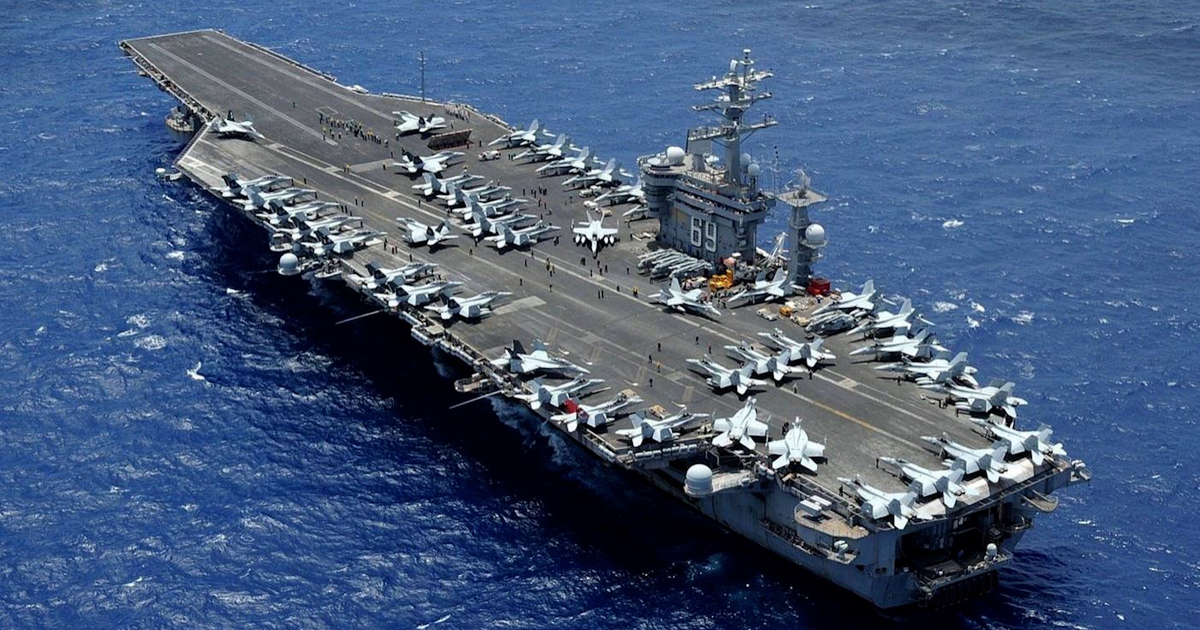 Houthi tấn công tàu hàng, tuyên bố bắn tên lửa vào tàu sân bay Mỹ