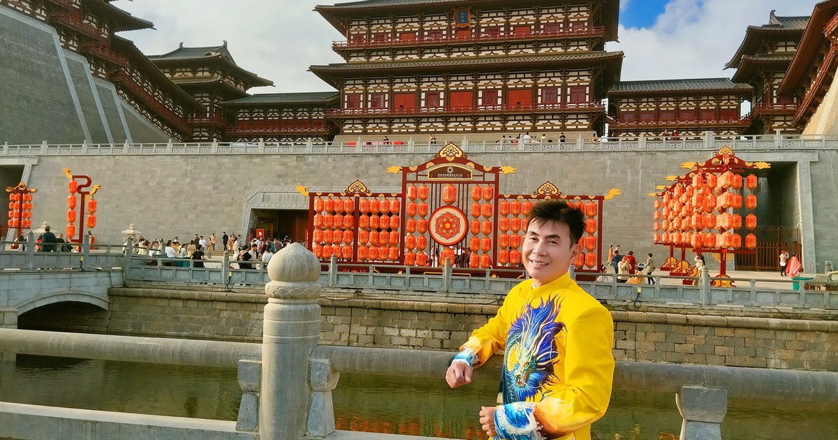 Nam nghệ sĩ Việt mang áo dài đi du lịch qua 65 quốc gia