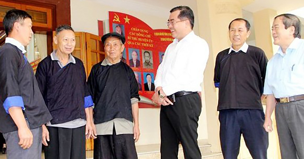 Người có uy tín nêu gương giữ gìn văn hóa bản