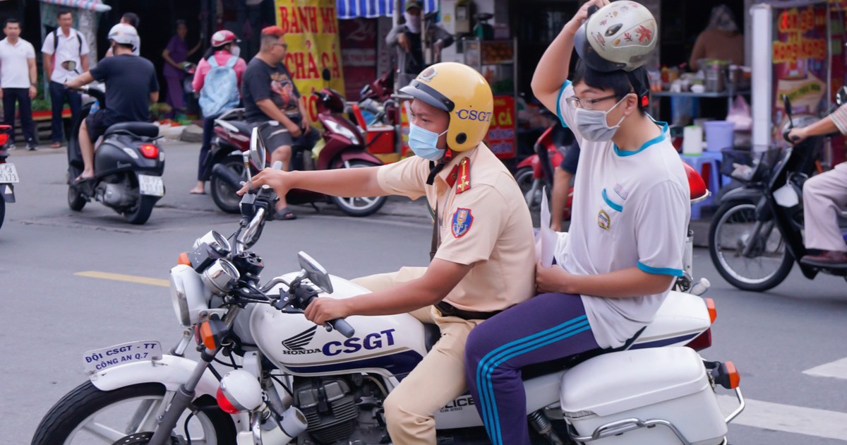 CSGT TP.HCM chạy hàng chục km, hỗ trợ thí sinh thi THPT 2024