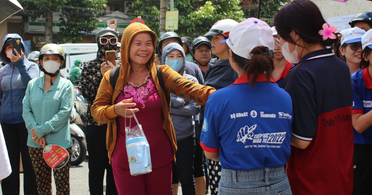 Ngày gia đình Việt Nam: Mẹ học lớp 3 mong con vào ĐH, một đời bình an