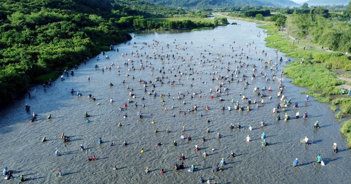 Người dân ùn ùn tham gia lễ hội bắt cá Đồng Hoa