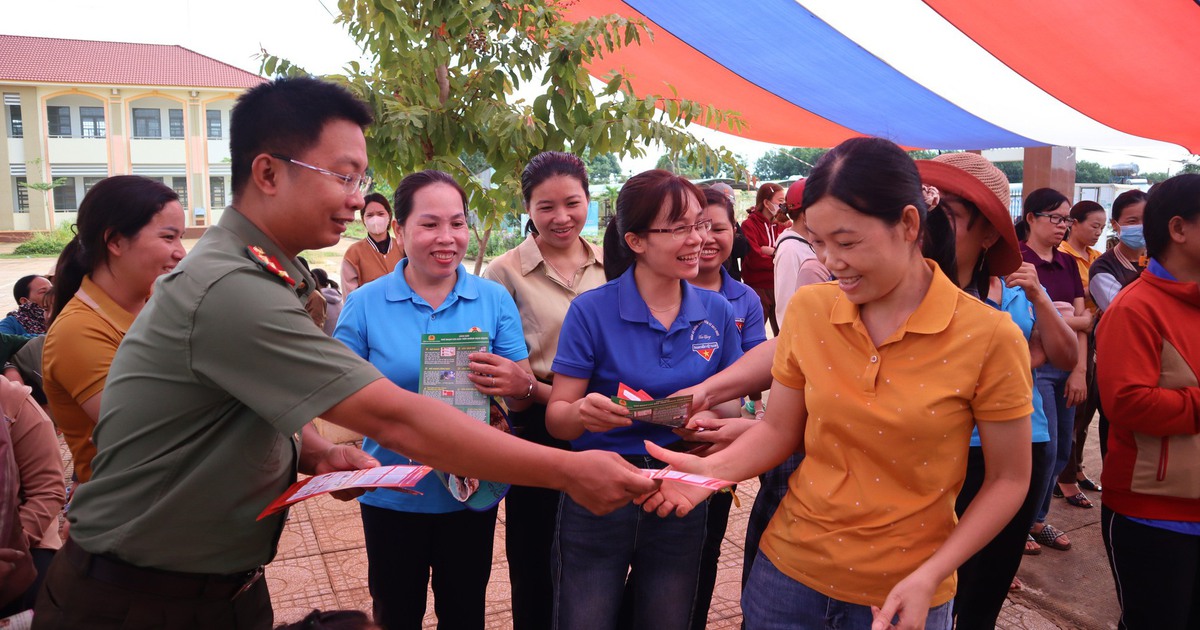 Công an phát tờ rơi để cảnh giác với tội phạm sử dụng công nghệ cao