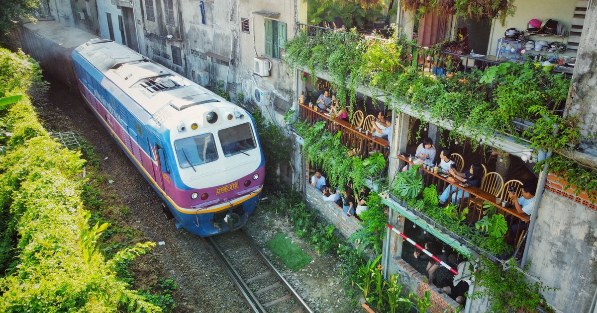 Cũng là cà phê đường tàu nhưng quán ở Nha Trang đông khách check-in vì không vi phạm an toàn