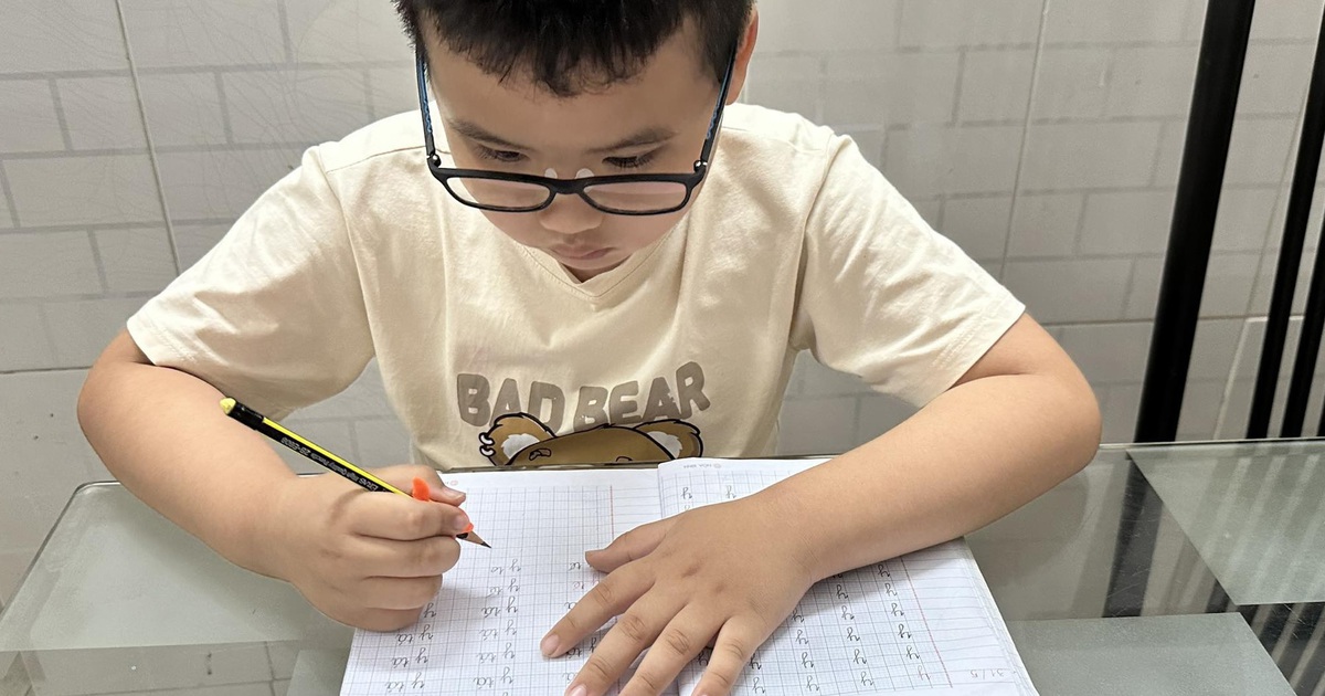 Phụ huynh có nên tự dạy con làm quen chữ trước khi vào lớp 1?