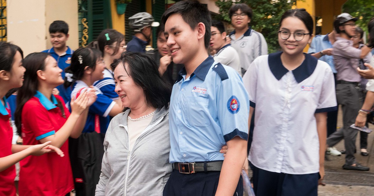 Con òa khóc sau thi lớp 10, cha mẹ động viên, 'Có trường để học là được'