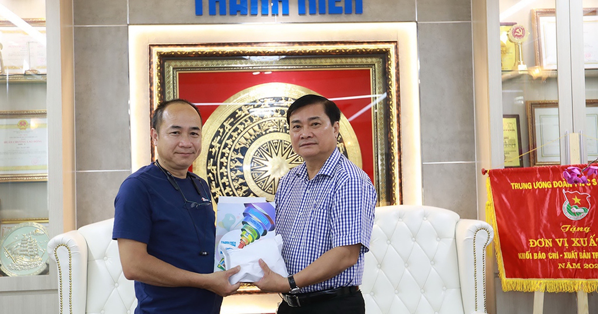 Ảnh: Gia đình cố nhà báo - nhạc sĩ Phan Bá Chức trao 209.642.000 đồng cho chương trình Cùng con đi tiếp cuộc đời