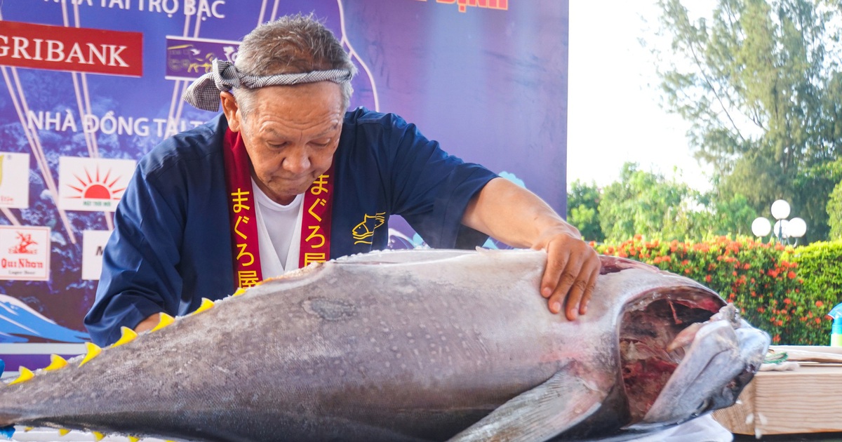 Mãn nhãn cảnh đầu bếp Nhật Bản trổ tài phi lê cá ngừ đại dương 50kg