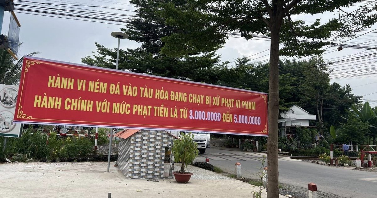 Đoàn tàu Lào Cai - Hà Nội bị ném đá khi đang chạy, phụ lái trọng thương