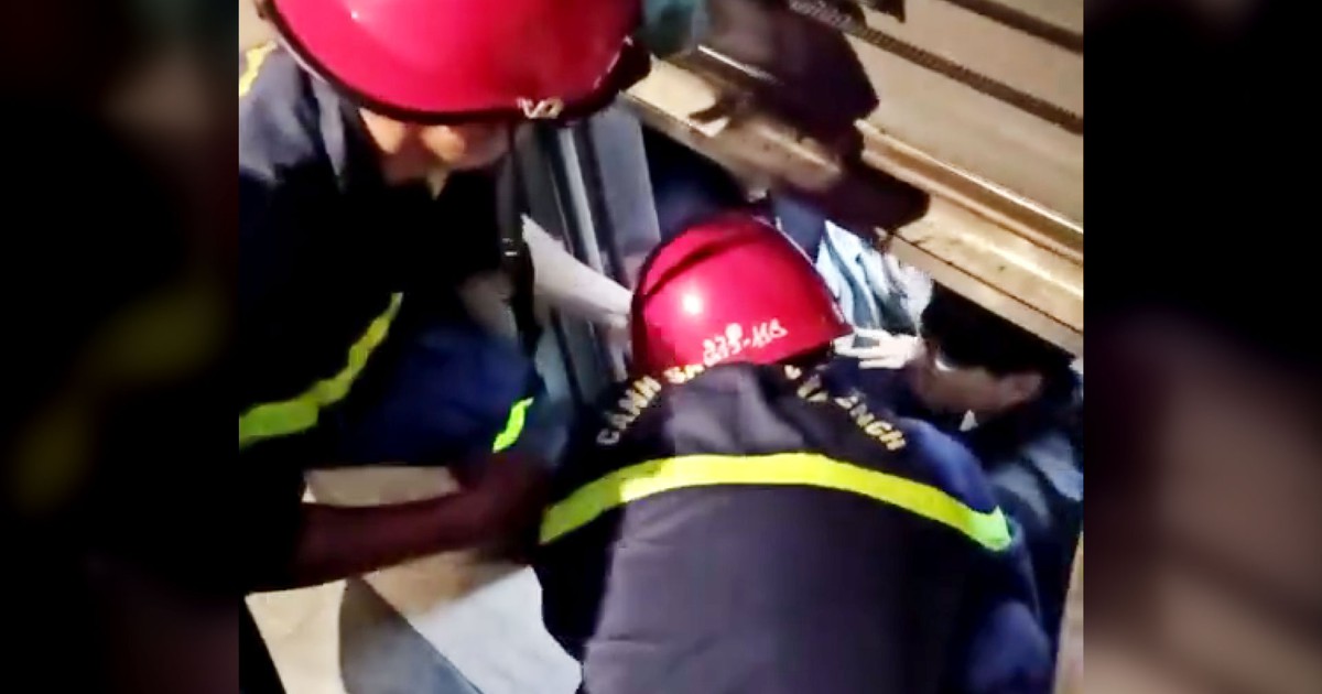 Cận cảnh giải cứu 9 người bị kẹt thang máy tại nhà hàng ở TP.HCM