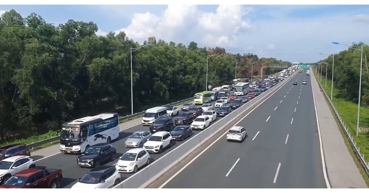 2 ô tô va chạm trên cao tốc Hà Nội - Hải Phòng, giao thông ùn tắc