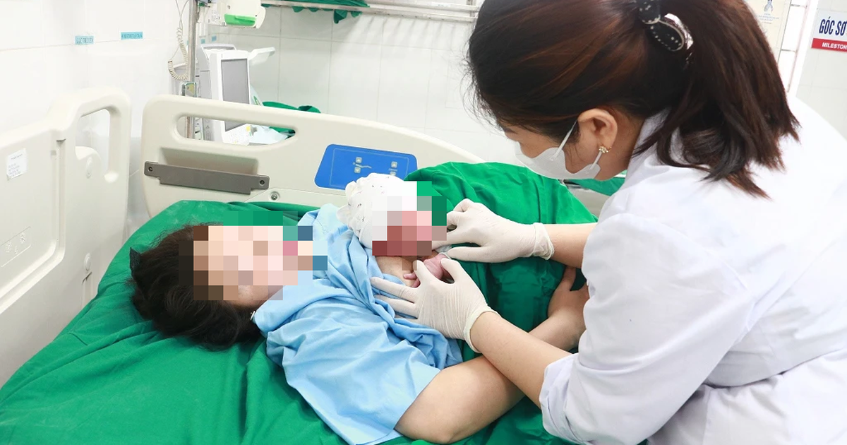 Đỡ đẻ kịp thời cho sản phụ sinh con ngay trên xe taxi