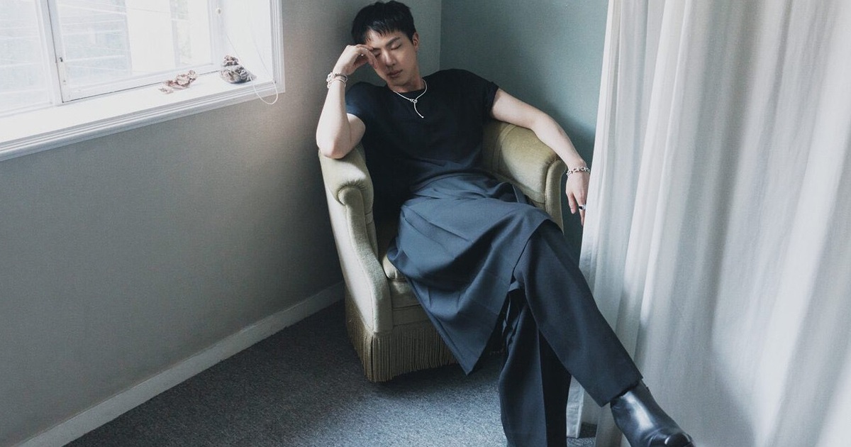 Jin (BTS) mặc váy trong bộ ảnh mới